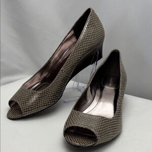 Calvin Klein “Bree” Peep-Toe Wedge Heels Metallic/Snakes Design W Sz8 #0245